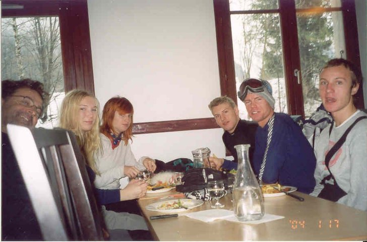 Sitter å äter lunch. Foto: Cham-team.