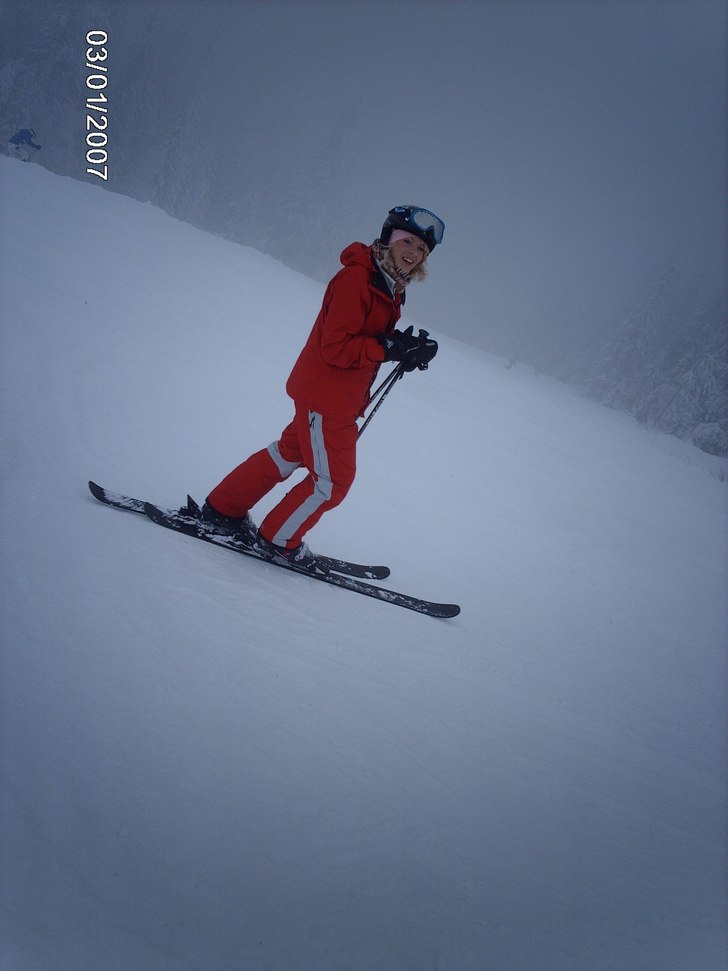 lägg märke till sofia i snövallen i vänsta hö. Foto: Jenny Hilmersson. Åkare: Haannaaaa.