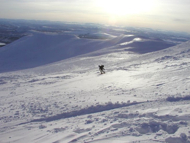På väg ned efter en topptur på södra sölen i . Foto: Henrik Johansson. Åkare: Daniel Karlsson.