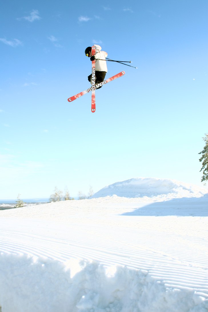 jag gillar att posa med undersidan på mina skidor. Foto: Jacob Gustafsson. Åkare: jag Gustav Edvall.