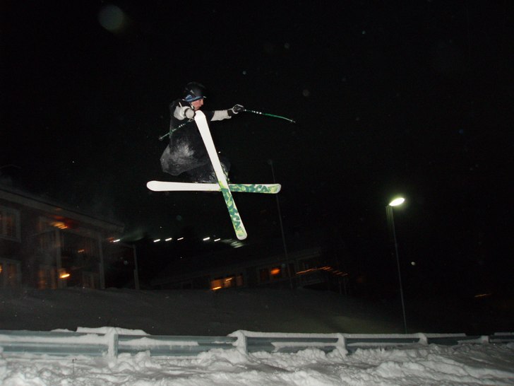 första åket för kvällen, första inte parkhopp. Foto: Jaycob forsberg. Åkare: Henrik Harlaut a.k.a e'dollo.