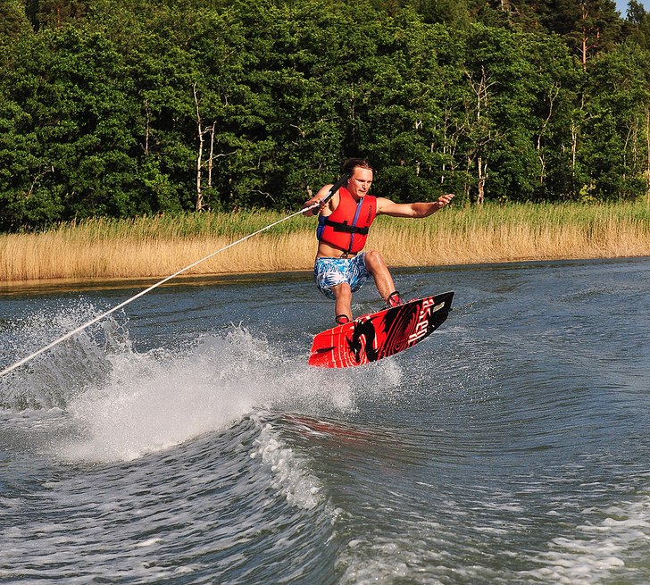 Denna åkare är ganska ny på wakeboard och såle. Foto: Daniel Skilberg.