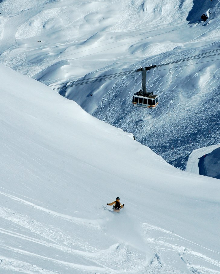 Efter en liten hajk upp på bergsryggen som skilje. Foto: Johan Berglund. Åkare: Thomas Boström.