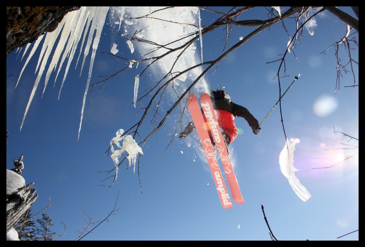 Tobey 39 gripen sprejar himlen vit innan han går . Foto: Philip Harlaut. Åkare: Tobias Gustafsson.