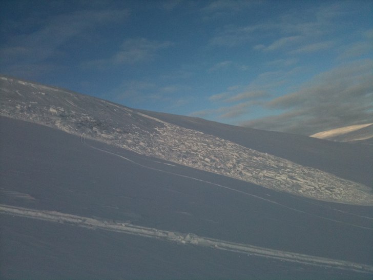 Ett litet snöras/lavin i Bydalen - en pappa med b. Foto: Johan Lysén.