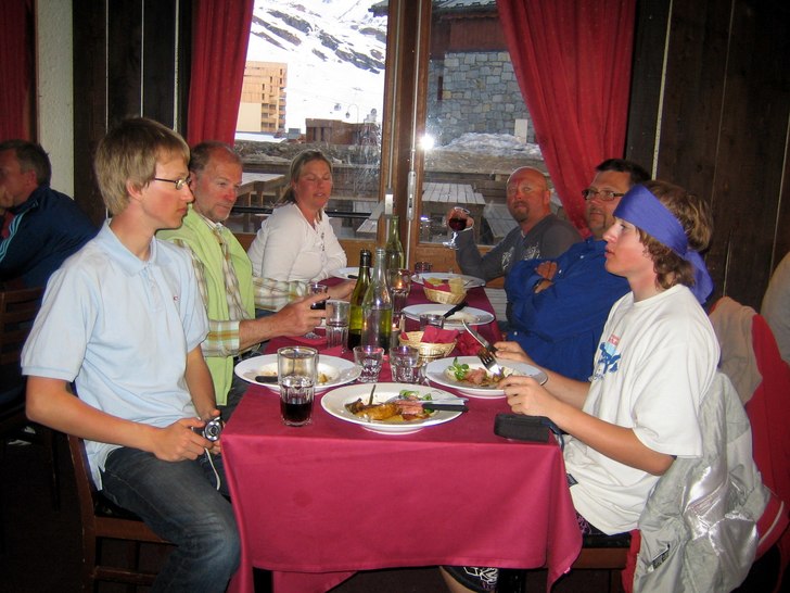 Hela gänget käkar god, jätte god mat kl 20.15. . Foto: Nils Thelander. Åkare: Framifrån zickzack från vänster: Emil W, Hannes K, Hans K, Mikael W, Annelie T, OveT.