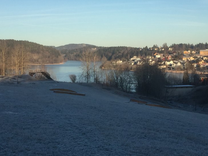 Med håp om snarlig snø 
Endelig minus og frost. .
