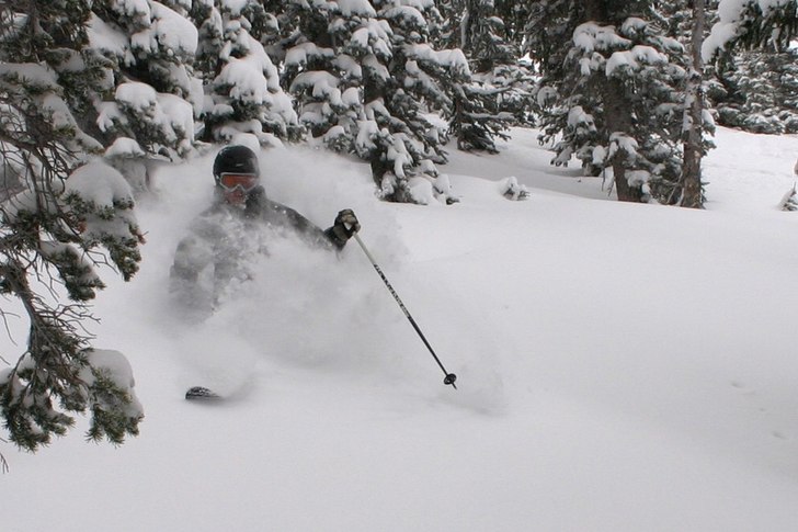 Lucas hittar en fin linje i det 40cm djupa pudret . Foto: Max Larsson. Åkare: Lucas Skalleberg.