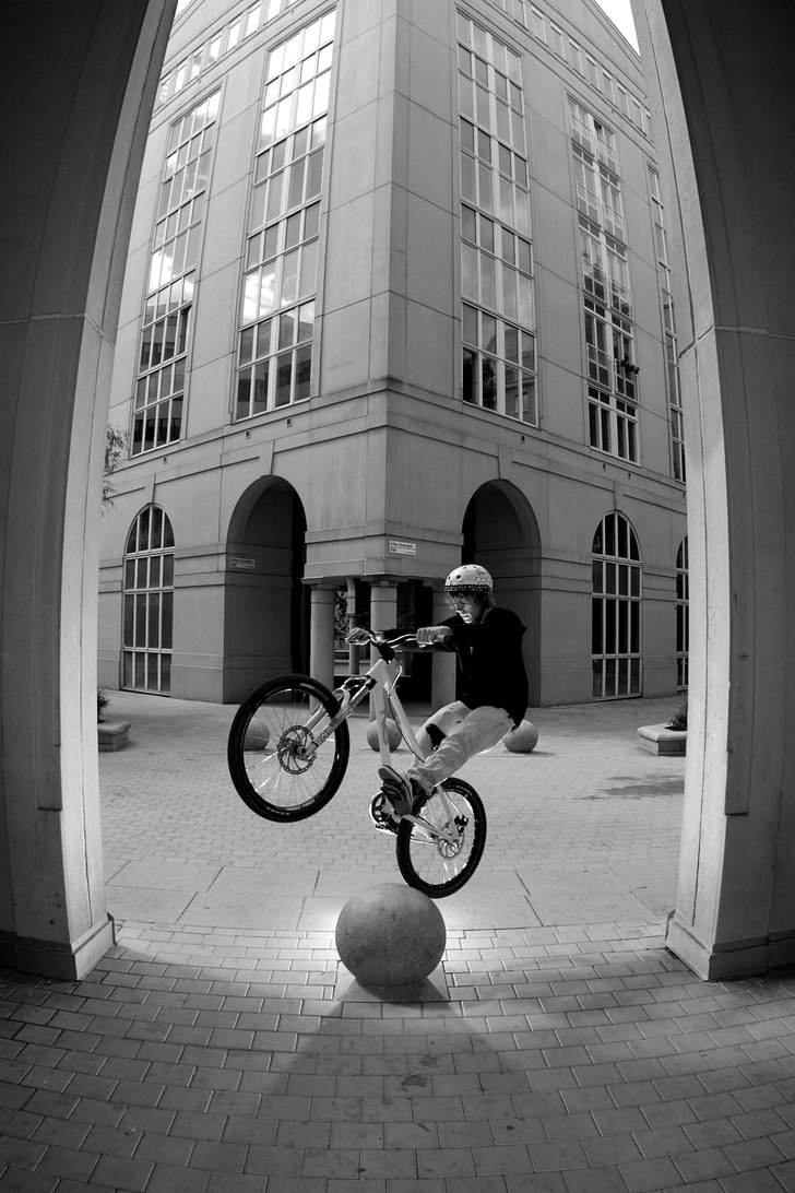 Ja.. slav blixt bakom stenen gav en rätt schysst . Foto: Simon Pontér. Åkare: Joakim Nilsson.