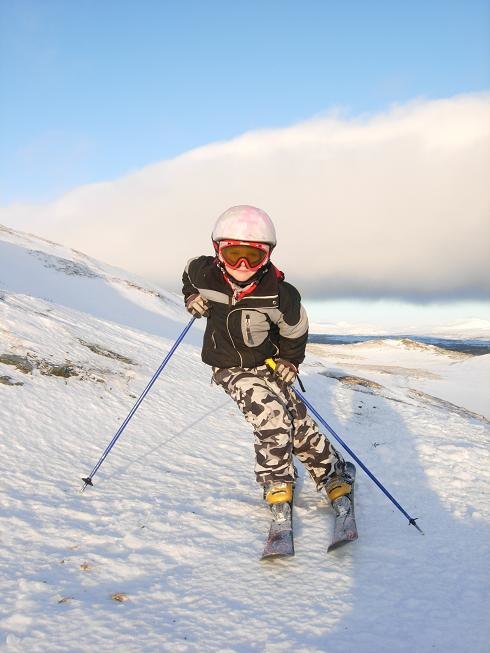 Här står jag och myser med min nya hjälm i sole. Foto: Pappa. Åkare: Ronja Sandström.