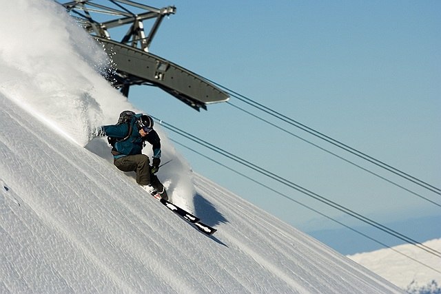 crispig snö på toppen av titlis. (Liftstolpen i . Foto: Martin Pålsson. Åkare: Johan Persson.