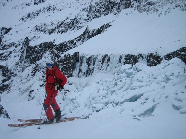 Bredvid glaciären på väg ner från Les Grand Mo. Foto: Anders Lind. Åkare: Carl Fredrik Lindberg.