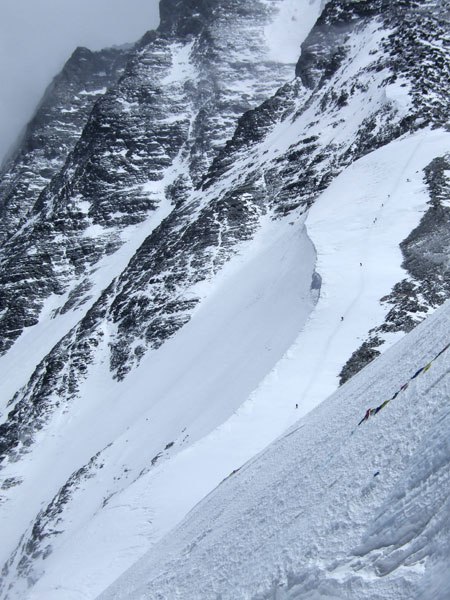 Foto: Fredrik Schenholm. Åkare: 3 maj. Tomas på skidor på 7400 meter. Här överst i bilden med fina svängar ner för nordryggen..