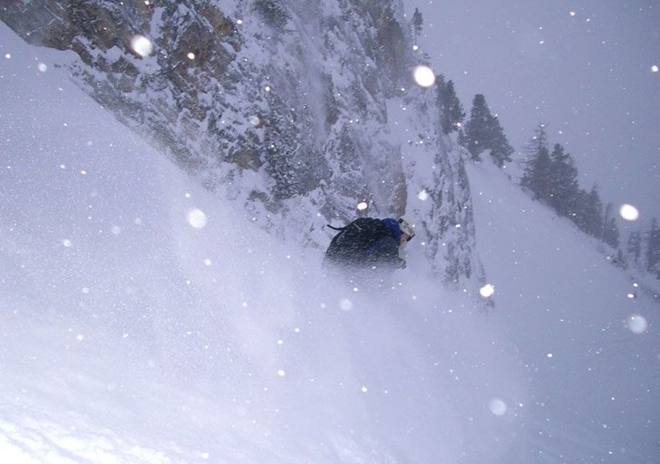 Schysst blixteffekt på den fallande snön. På v�. Foto: Magnus Forssell. Åkare: Christopher Adermark.