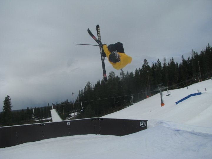 Rockar runt en LINCONLOOP MUTEGRAB under stängnin. Foto: Henrik Wassberg. Åkare: Jeppenator.