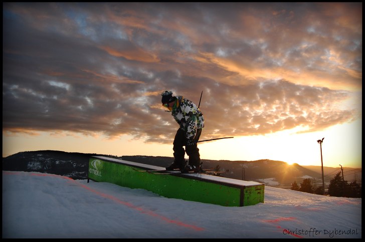 Railing at the sunseth. Foto: Christoffer Dybendal. Åkare: Kim Ottesen.