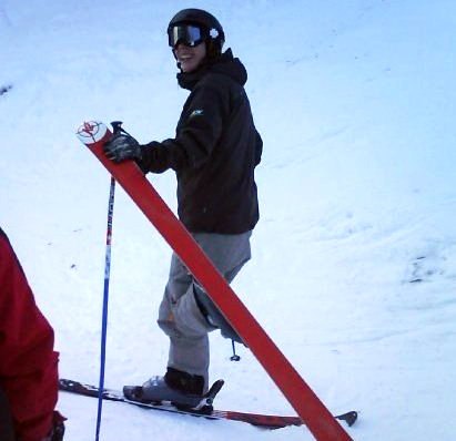 åkte precis nedför en brant ränna ned mot ravin. Foto: Oskar Wiström. Åkare: Hans Lind.