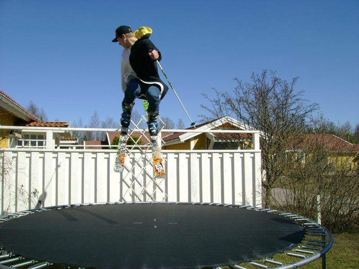 hoppa med skidorna på studsmattan hemma :). Foto: Rebecka Wiklander. Åkare: Adrian Sjöstrand.