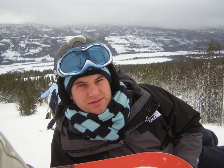 Första dagen, sletna efter bussen, slapp i backen. Foto: Caroline Örmgård. Åkare: Alexander Caple.