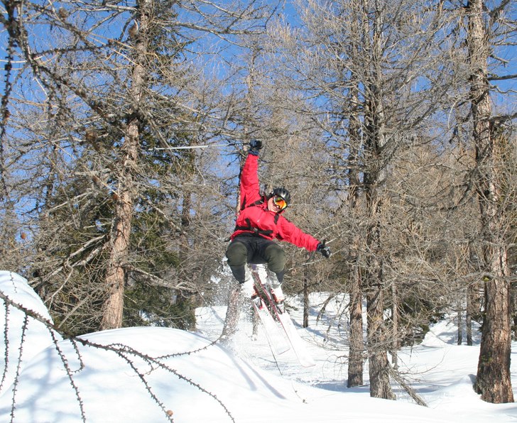 Arne leker i skogen.. Foto: Odd Roar Salamonsen. Åkare: Arne Peder Blix.