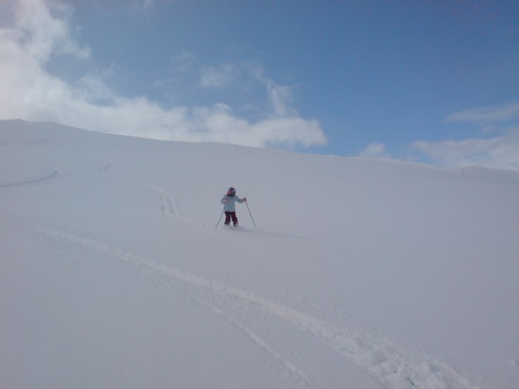Johanna får lite flyt i pudret. Foto: Gert Anderzen. Åkare: Johanna Anderzen.