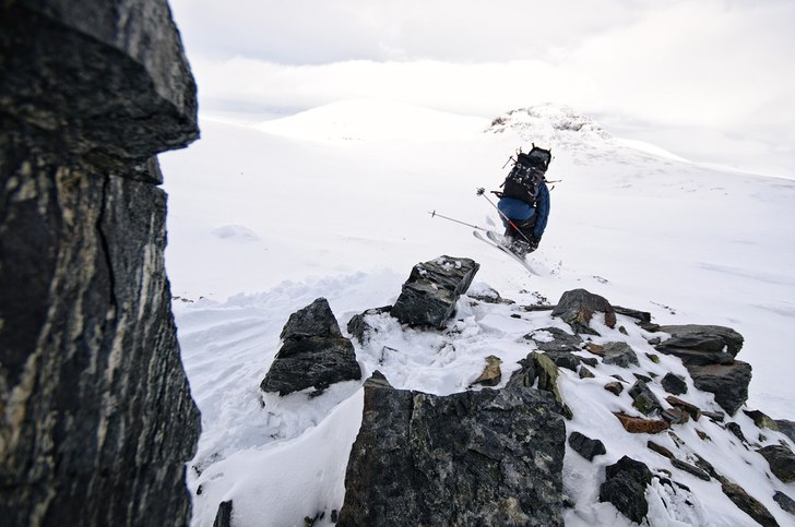 På väg ut i luften.... Foto: Simon Sjörén www.sjoren.se. Åkare: Johan.
