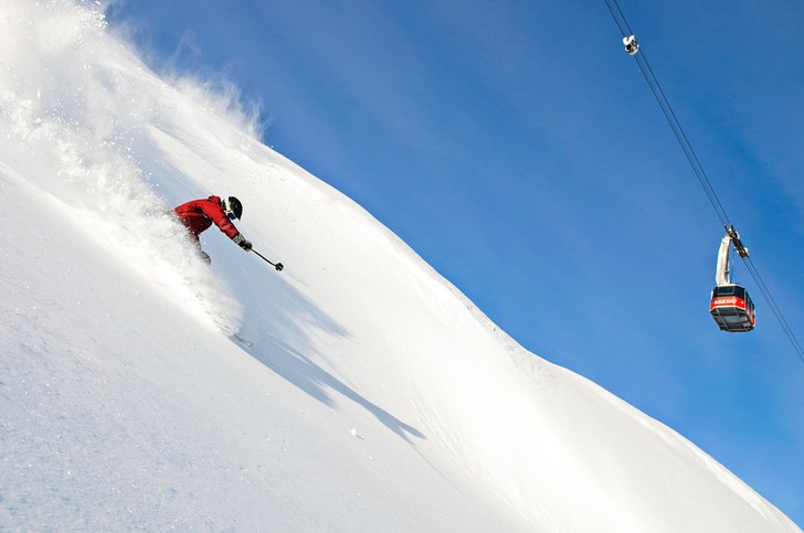 Äntligen kom det lite snö på Skutan så att man. Foto: Simon Sjörén www.sjoren.se. Åkare: Samuel Simonsson.