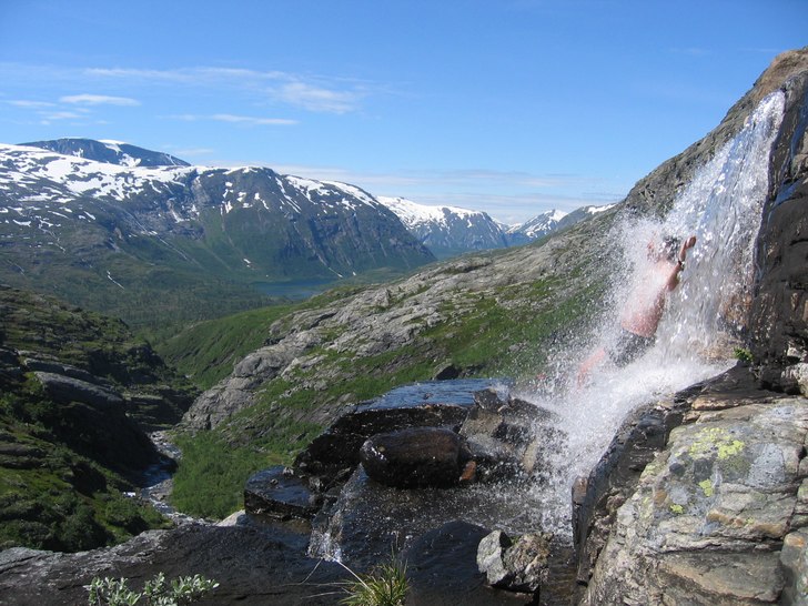 Uppfriskande dush i fjällforsen i Tafjordfjällen. Foto: Håvard Skaug. Åkare: Michael Antonsen.