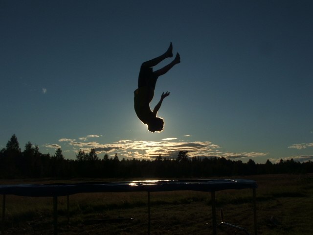 en backflip men solen bakom huvudet :P. Foto: Caroline Svendsen. Åkare: Alexander Söderström.