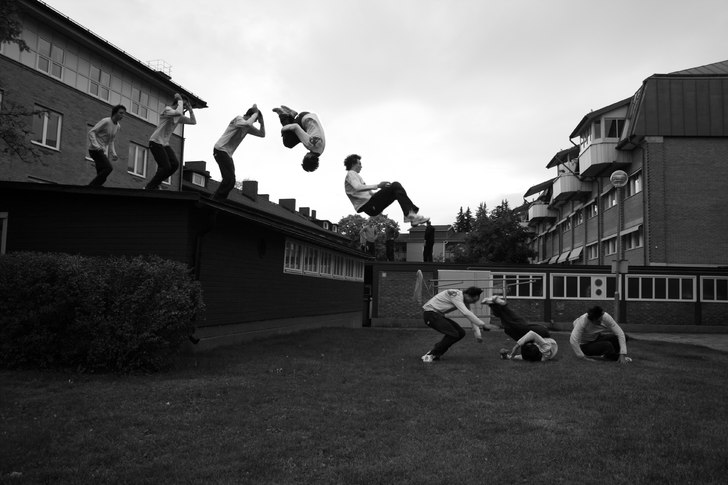 Chirs gör en framåtvolt och en rullning efter.. Foto: Tomas Lundin. Åkare: Christoffer Öster.