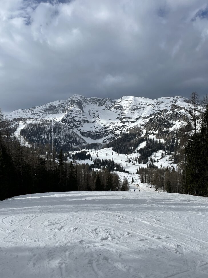 Vy över Frauenkar med offpistrepor..