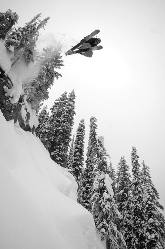 Henke Windstedt droppar en hög klippa långt ute . Foto: Mattias Fredriksson. Åkare: Henrik Windstedt.