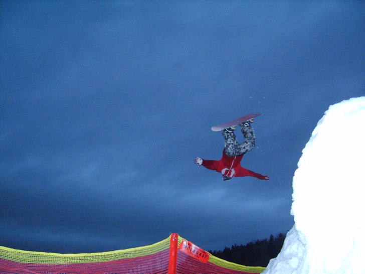 slängger en b-flipp på det så kallade bigjump. Foto: patrik fernström. Åkare: jag.