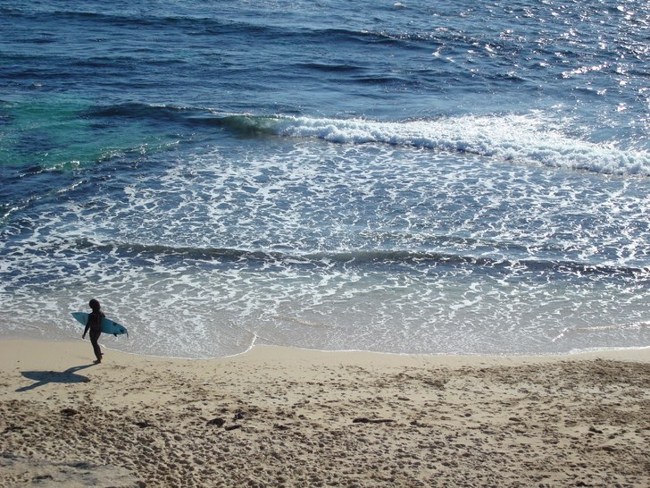 på väg ut till de stora vågorna.... Foto: marcus wadsten. Åkare: random aussie.
