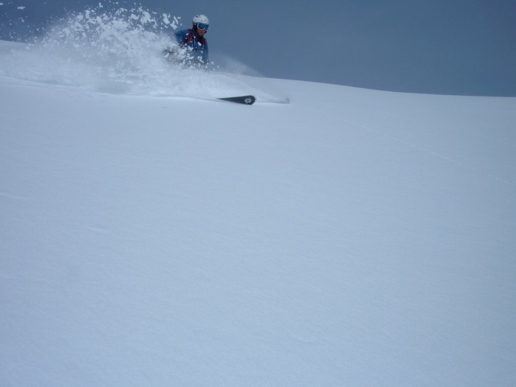 Jag först ut efter fotografen i djup fin puder =). Foto: Arvid. Åkare: Carl Fredrik Lindberg.