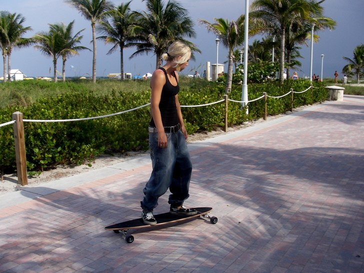 köpte mig en longboard i Key West. faaaast åker . Foto: mickan isaksson. Åkare: soffy.