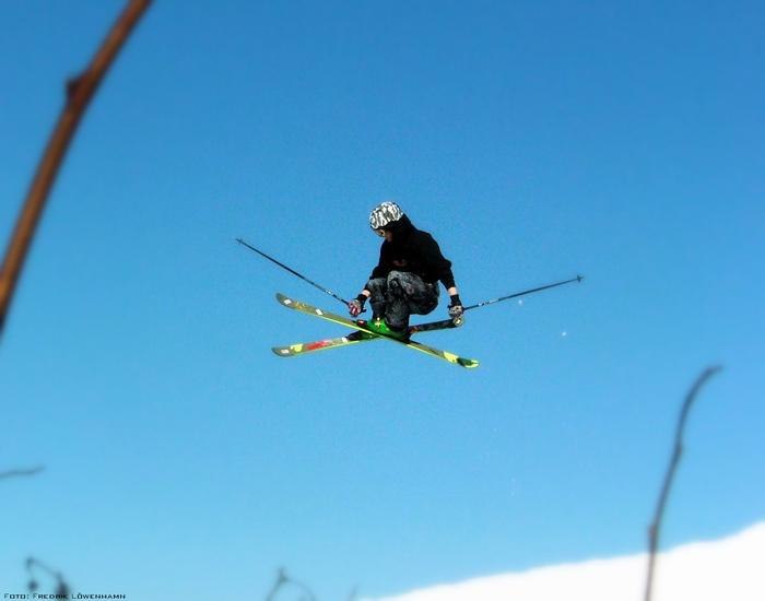 vintern 04/05

"www.lowenhamn.tk". Foto: Fredrik löwenhamn. Åkare: Thomas Ekelund.