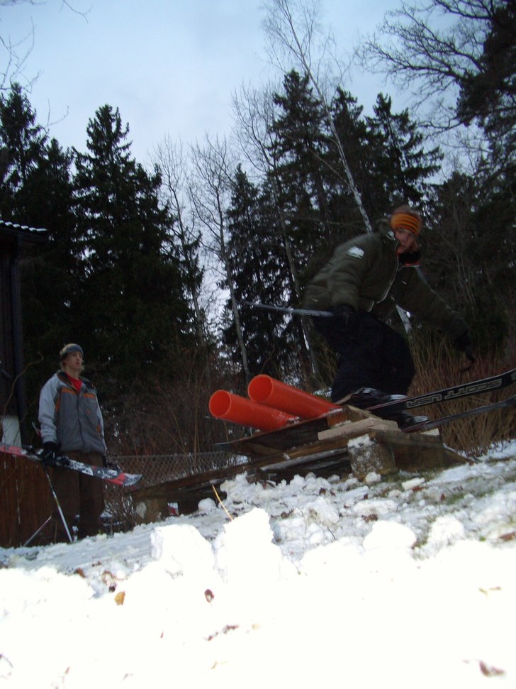 sötnosen andreas-n i bakgrunden. Foto: nicke jacobsson.. Åkare: jonas wall.