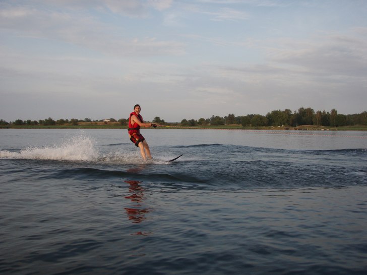 Han kommer upp på skidorna för första gången :. Åkare: Sean.