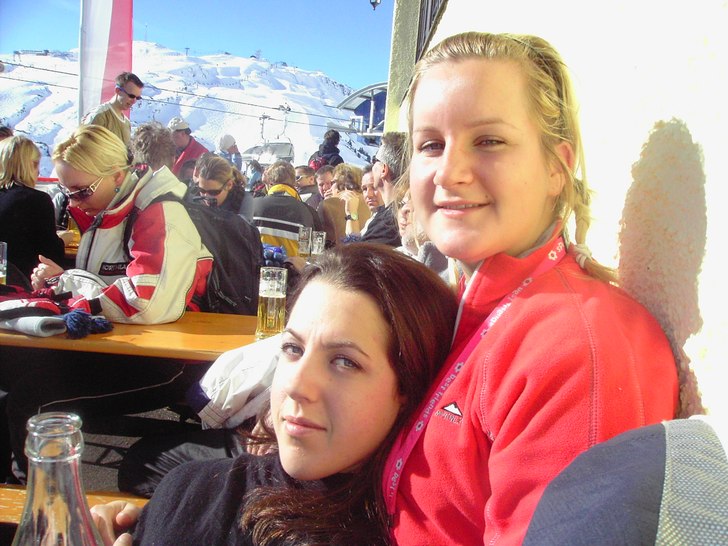 Underbar skiddag måste även få avnjutas på en . Foto: Lotta ??.