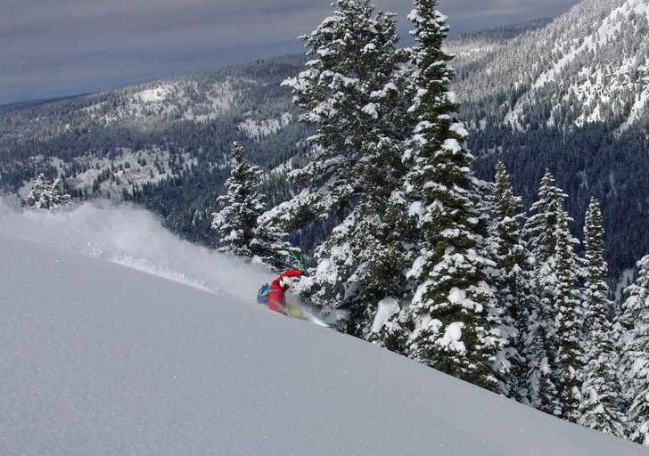 Baksidan Grand Targhee med helt sjuk orörd pow!!!. Foto: Henrik Liljeqvist. Åkare: Robert Hortlund.