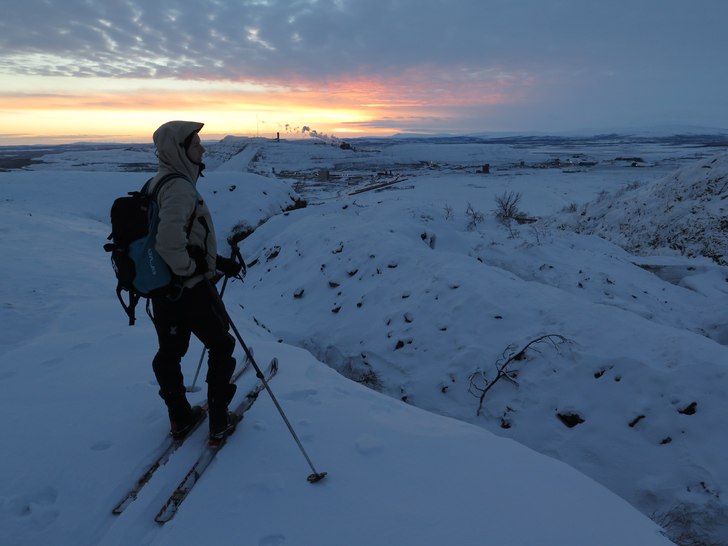 Okänd skidlöpare spanar efter nya åk och undrar. Foto: tryggve tirén.