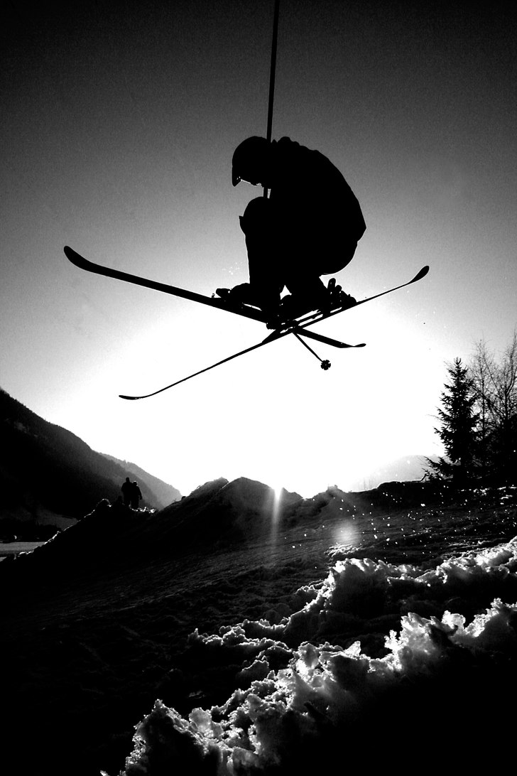 Ett fint hopp utanför husvagnarna!!. Foto: Nicklas Holmberg. Åkare: Fredrik Nordenberg.