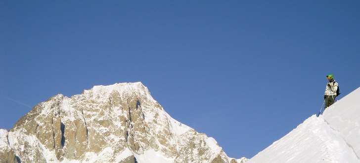 Monte Bianco i bakgrunden. Djupt puder i perfekt l. Foto: Joachim Amland. Åkare: Emil Persson.