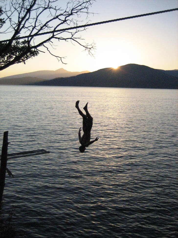En av varldens roligaste platser, simning, hoppnin. Foto: Daniel Galpin. Åkare: Theodore Birkner.