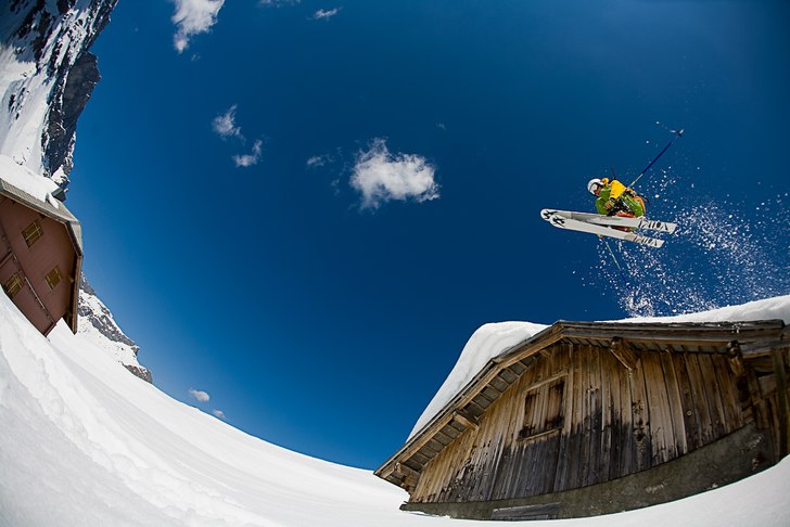 Johan droppar ett tak i Engelberg. . Foto: Martin Pålsson. Åkare: Johan Persson.