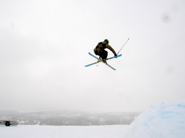 5:a med hand på läggning... . Foto: Sante Tegman. Åkare: Pärra Sundqvist.