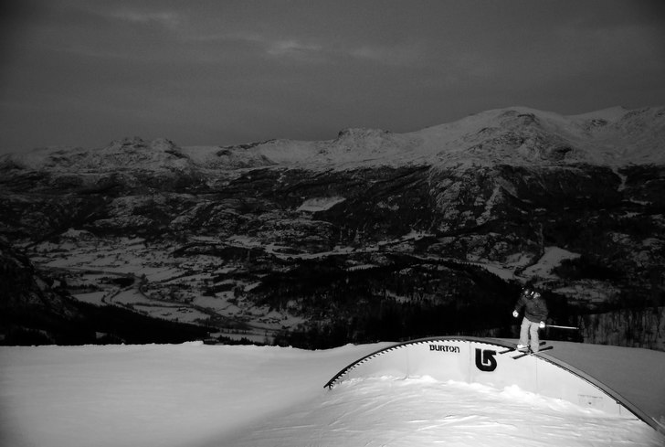 Försäsong i Hemsedal efter liften stängt.. Foto: Adam Klingeteg. Åkare: Viktor Larsson.