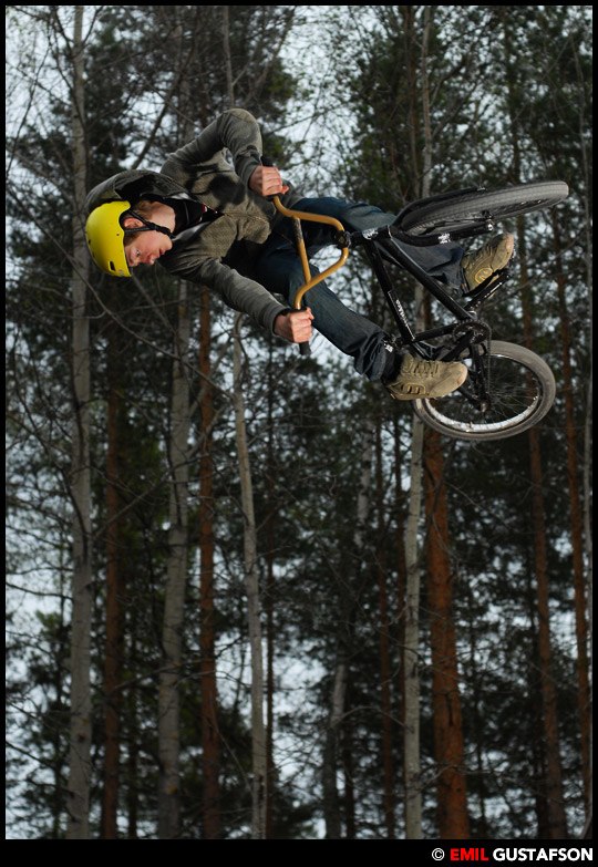 Fredrik Hedman flyger lite i kvarnbergsrampen i Fa. Foto: Emil Gustafson. Åkare: Fredrik Hedman.