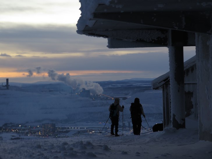 Skurknästet nedanför toppen syns i fjärran. Foto: tryggve tirén.